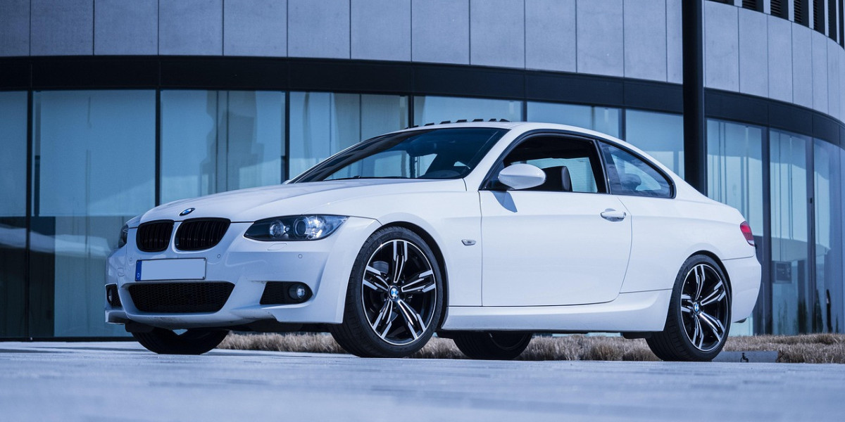 The Smart Driver’s Guide to Choosing a Service Contract in Dubai
